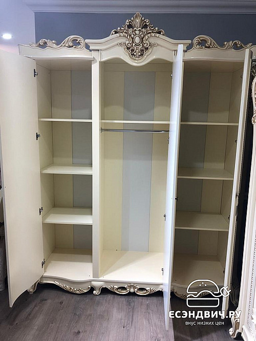 Шкаф 3 ств.1,9 (штанга/полки) "Себастьяно" (МДФ) (Крем глянец/Зеркало/Шелкография/Патина/Лак) UgJk