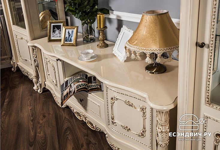 Шкаф 3 ств.1,9 (штанга/полки) "Себастьяно" (МДФ) (Крем глянец/Зеркало/Шелкография/Патина/Лак) UgJk