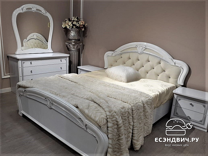 Комод с зеркалом "Орнела" (МДФ/Лак глянец/ППУ) (Белый/Серебро/Глиттер) Mr/Гц34