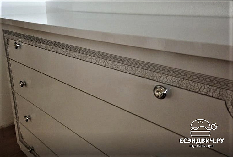 Комод с зеркалом "Орнела" (МДФ/Лак глянец/ППУ) (Белый/Серебро/Глиттер) Mr/Гц34