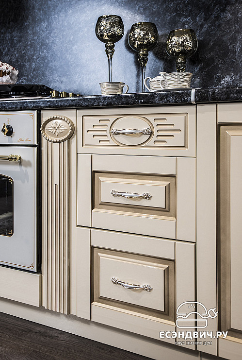 Тумба 1000 угловая (универс.угол) "Маэстро" (МДФ) (Крем глянец/Патина/Лак) UgVr